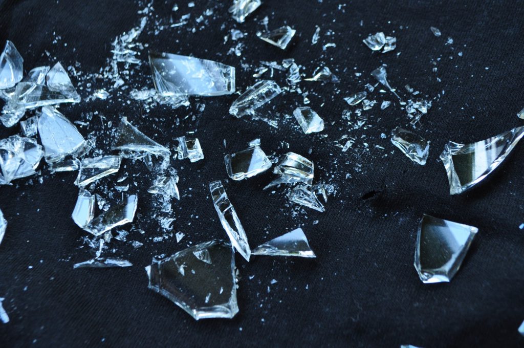 glas op dansvloer letselschade