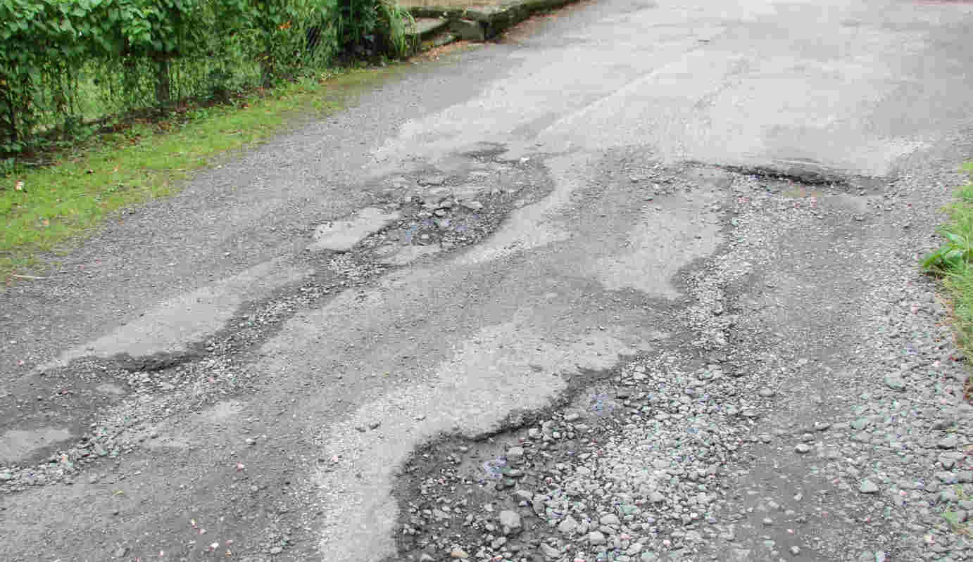 Val fietser door scheur in wegdek, aansprakelijkheid val fietser door scheur in wegdek, val fiets gebrekkig wegdek