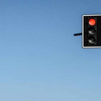 Aanrijding snorfietser vrachtwagen: Stoplicht verkeerd afgesteld?