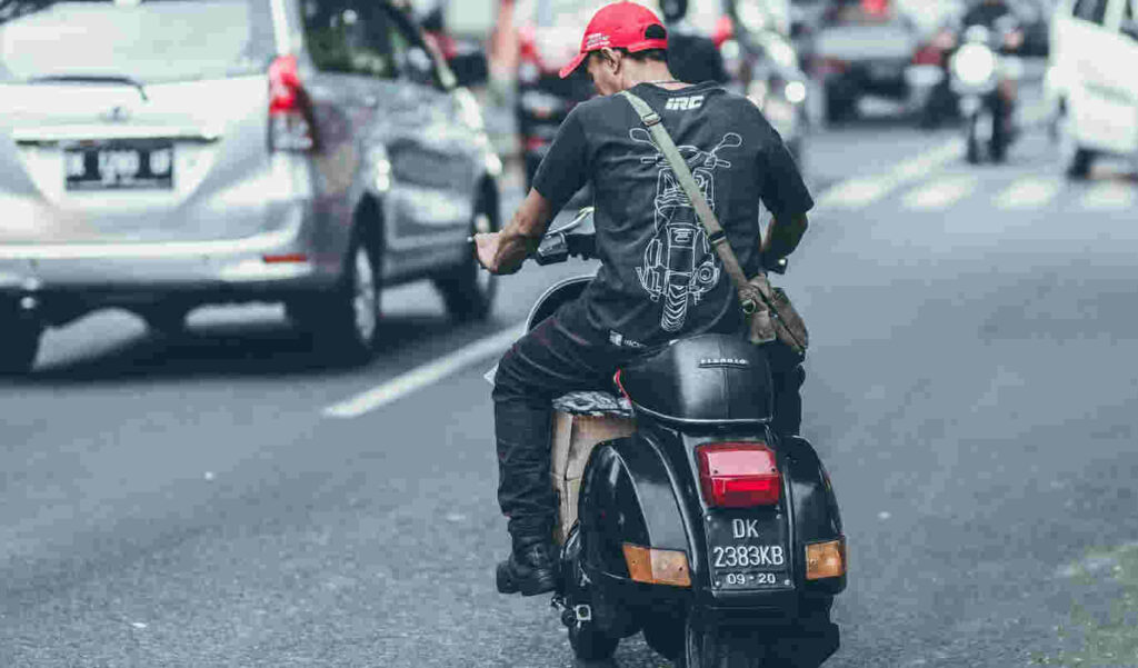 Aanrijding plotseling remmende scooter