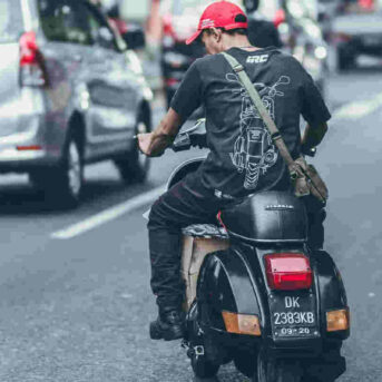 Aanrijding plotseling remmende scooter