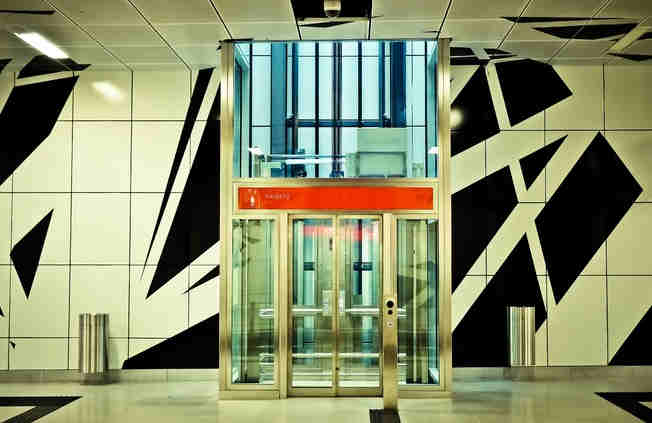Arbeidsongeval door dichtgaande liftdeuren, letsel door lift deur, dichtgaande liftdeuren letselschade, lestelschade door lift, Rechtbank Rotterdam 12 april 2024, ECLI:NL:RBROT:2024:3276 ﻿