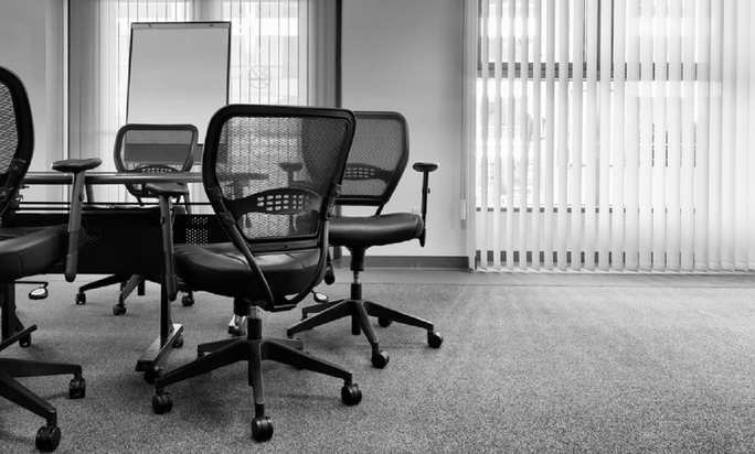 Bedrijfsongeval door val van stoel, van stoel gevallen op het werk, afgebroken bureaustoel, val van stoel op werk, Rechtbank Den Haag 11 juli 2024, ECLI:NL:RBDHA:2024:10850
﻿
