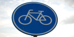 Aanrijding e-bike en scooter op voetpad waar fietsen is toegestaan, Rechtbank Rotterdam 8 april 2025, ECLI:NL:RBROT:2025:4347
