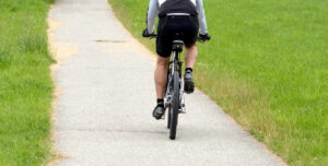 Aanrijding bromfiets met sportfietser, Rechtbank Noord-Holland 26 maart 2025, ECLI:NL:RBNHO:2025:3571