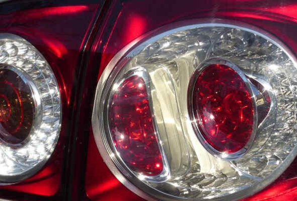 Rechtbank Midden-Nederland 16 juli 2025, ECLI:NL:RBMNE:2025:3504, Aanrijding bij het inhalen van een afslaande auto, Wat als iemand geen richting aangeeft en een aanrijding veroorzaakt, Welk bewijs kan belangrijk zijn na een aanrijding bij het afslaan, Wanneer is een inhaler te dichtbij om af te slaan, mogen fietsers rechts inhalen