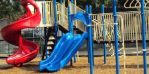 Kind valt van glijbaan door duw van klasgenoot, Rechtbank Midden-Nederland 16 oktober 2025, ECLI:NL:RBMNE:2025:5516