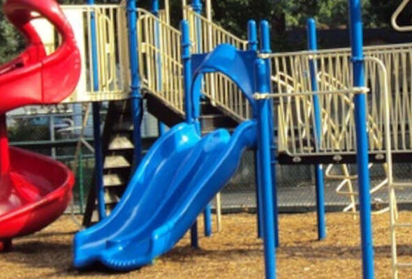 Kind valt van glijbaan door duw van klasgenoot, Rechtbank Midden-Nederland 16 oktober 2025, ECLI:NL:RBMNE:2025:5516