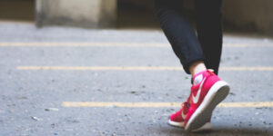 Struikelen op trap parkeergarage, Rechtbank Den Haag 16 oktober 2025, ECLI:NL:RBDHA:2025:19063