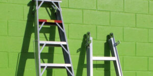 Bewoonster valt van door aannemer geplaatste losstaande trap, Rechtbank Midden-Nederland 28 januari 2026, ECLI:NL:RBMNE:2026:1145, zorgplicht aannemer ten opzichte van bewoners, ongeval tijdens verbouwing in huis