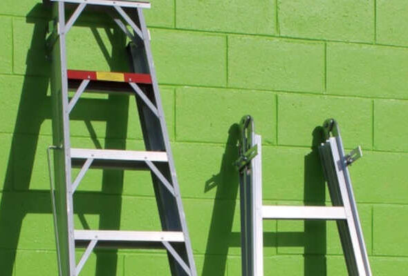 Bewoonster valt van door aannemer geplaatste losstaande trap, Rechtbank Midden-Nederland 28 januari 2026, ECLI:NL:RBMNE:2026:1145, zorgplicht aannemer ten opzichte van bewoners, ongeval tijdens verbouwing in huis