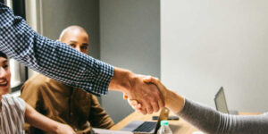 Verzekeraar wekt vertrouwen dat uitbetaling schade definitief is, artikel 7:938 BW, regresvordering in strijd met vertrouwen, Rechtbank Limburg 18 maart 2026, ECLI:NL:RBLIM:2026:2129