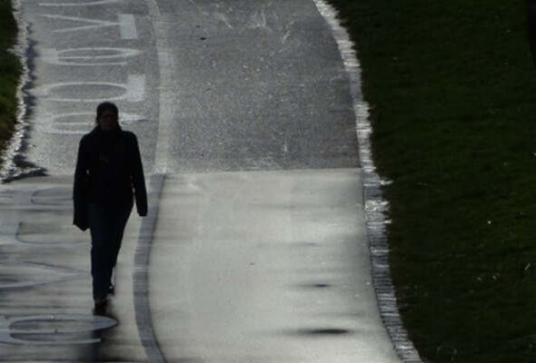 Aanrijding snorfietser met wandelaar op donker fietspad, Rechtbank Noord-Holland 5 januari 2026, ECLI:NL:RBNHO:2026:2391, Donker geklede wandelaar op een donker fietspad